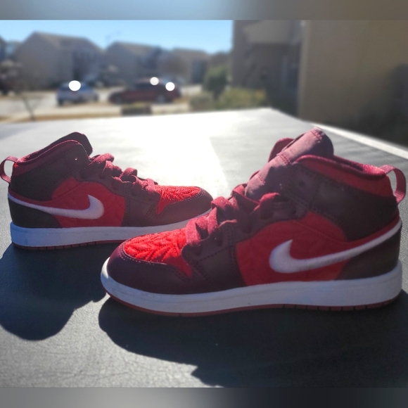 jordan 1 mid se red quilt